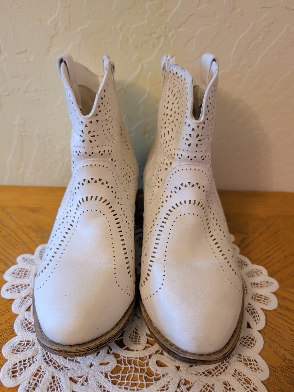 Very G Women White Ankle Cowboy Boots Size 8.6 - Picture 2 of 16